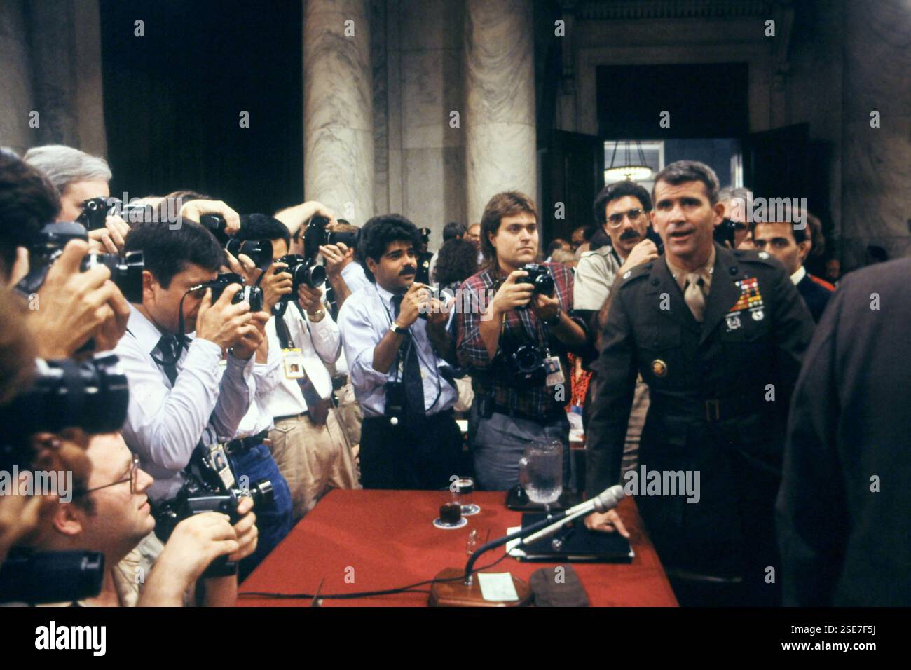 Oliver North, bevor er vor dem Senat Iran Contra Hörfoto von Dennis Brack BB91 getestet hat Stockfoto