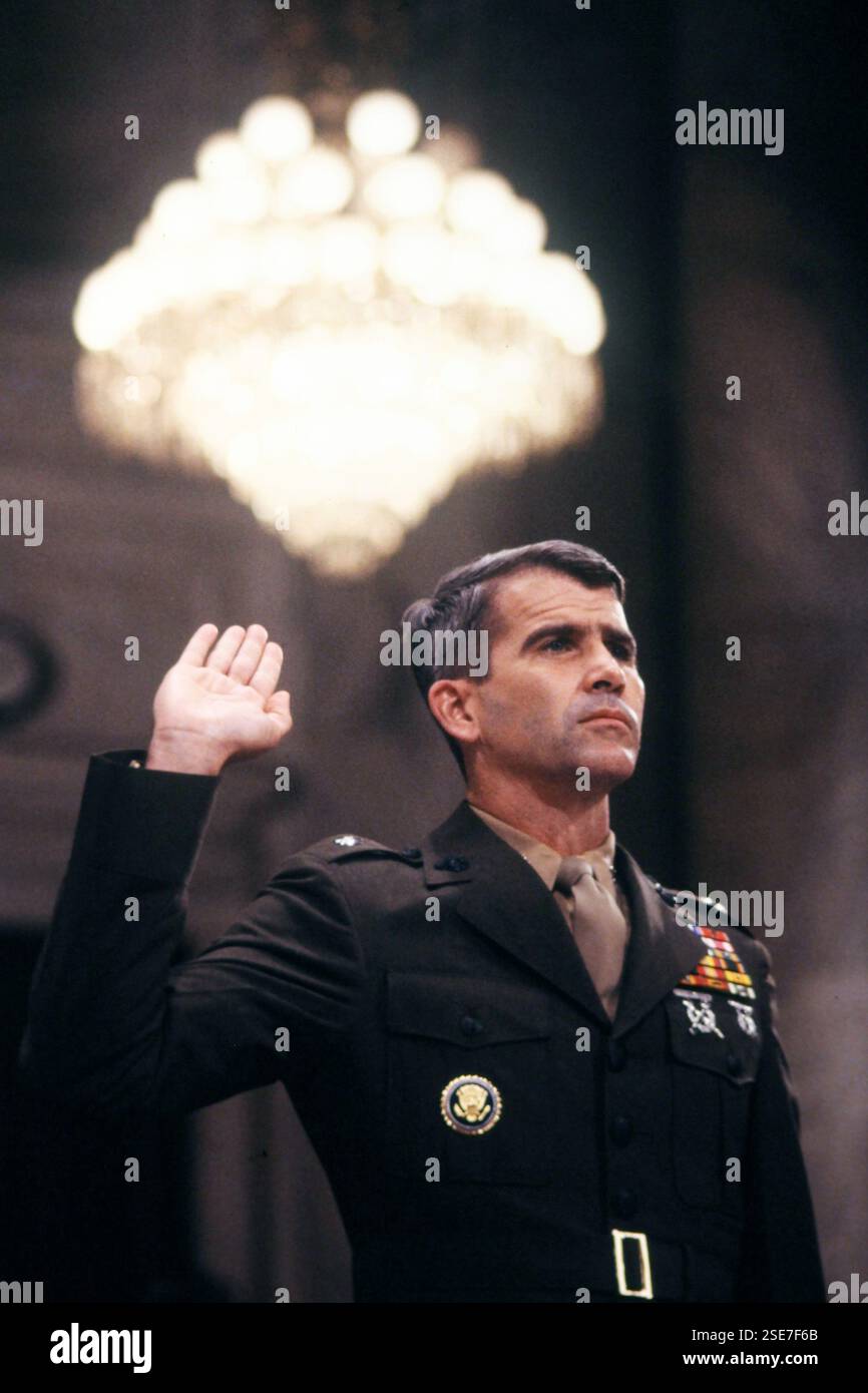 Oliver North testet vor einem Senatskomitee für Iran Contra-Foto von Dennis Brack BB91 Stockfoto