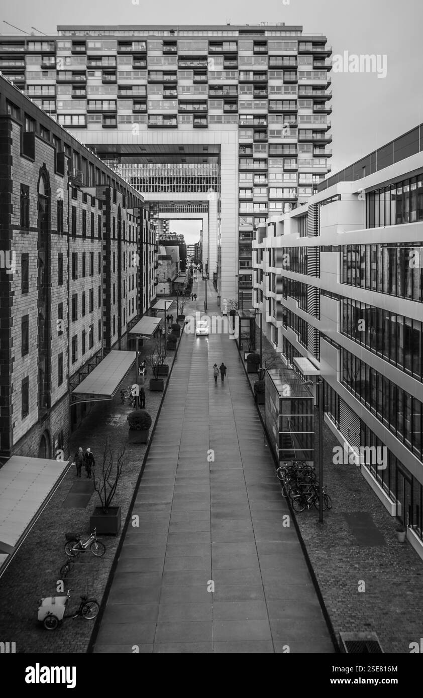 Diese Aussicht zeigt eine breite Straße, die von zeitgenössischen und historischen Gebäuden gesäumt ist. Stockfoto