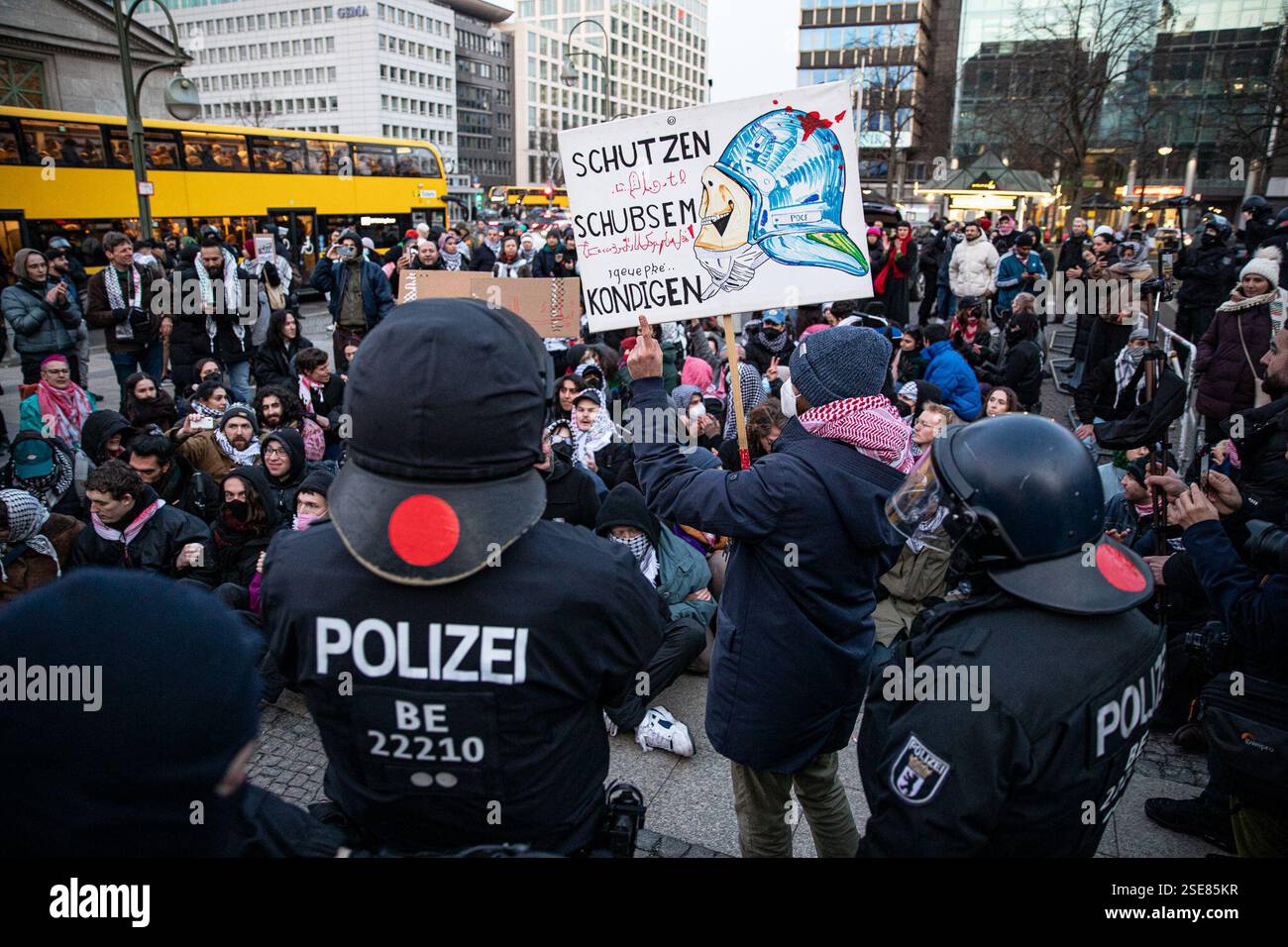 Berlin, Berlin, Deutschland. Februar 2025. Ein gewaltsames Vorgehen der Polizei zerstreute am Samstag, den 8. Februar 2025, einen propalästinensischen Protest auf dem Berliner Wittenbergplatz, nachdem wiederholt gegen die strengen Auflagen verstoßen worden war, die unter anderem arabische Gesänge und Reden verboten hatten. Die Behörden hatten die Kundgebung streng eingeschränkt, nur deutsche und englische Slogans zugelassen, den Einsatz von Trommeln eingeschränkt und darauf bestanden, dass Demonstranten nicht durch die Stadt marschieren, sondern an einem Ort bleiben. Die Demonstration wurde unter dem Motto „Stop the Aggression in the Wes“ angekündigt Stockfoto