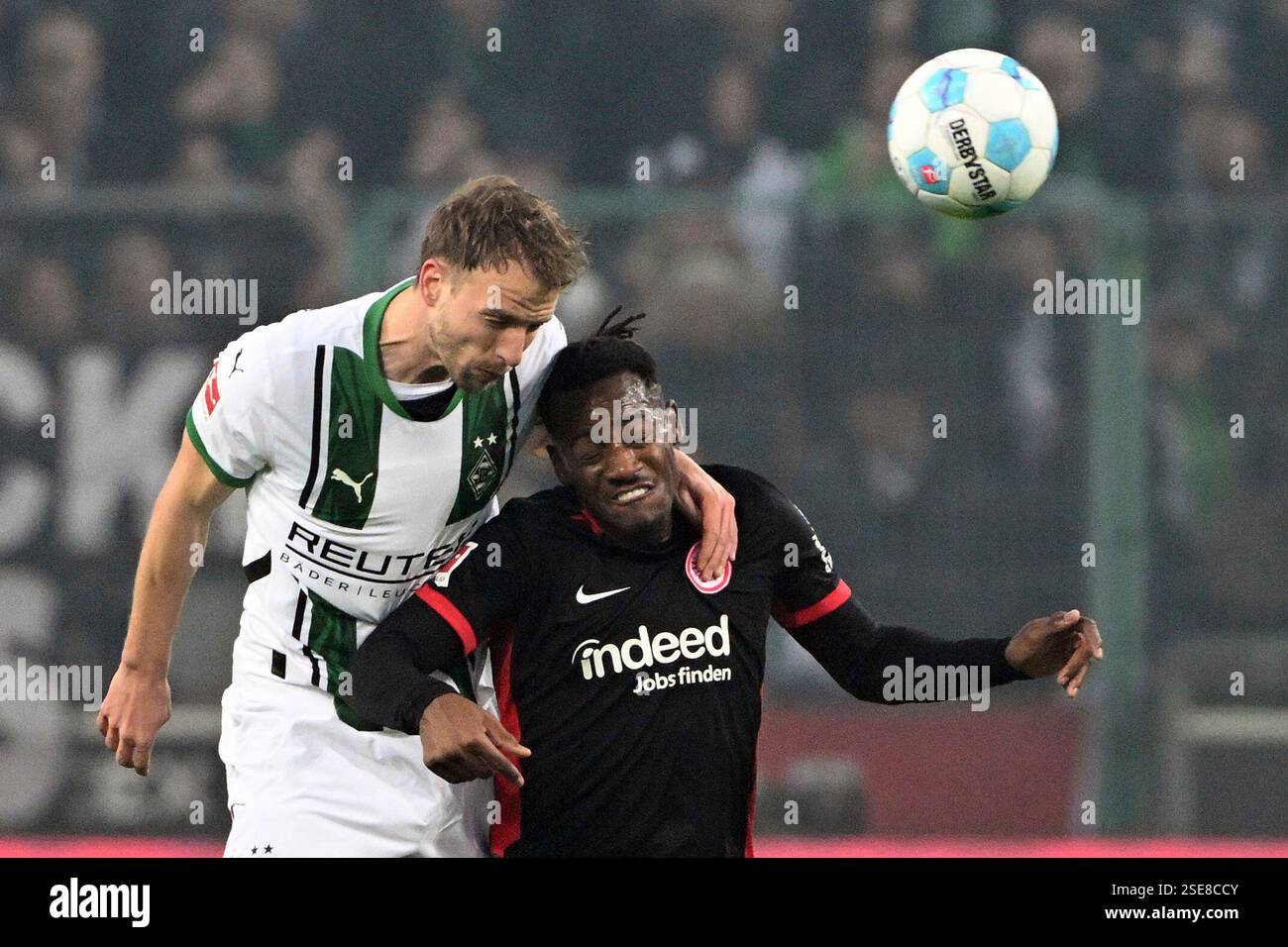 Gladbach's Marvin Friedrich and Frankfurt's Michy Batshuayi fight for the ball during the Bundesliga soccer match between Borussia Mönchengladbach and Eintracht Frankfurt at the Borussia-Park stadium in Mönchengladbach, Germany, Saturday, Feb. 8, 2025. (Federico Gambarini/dpa via AP) Stockfoto