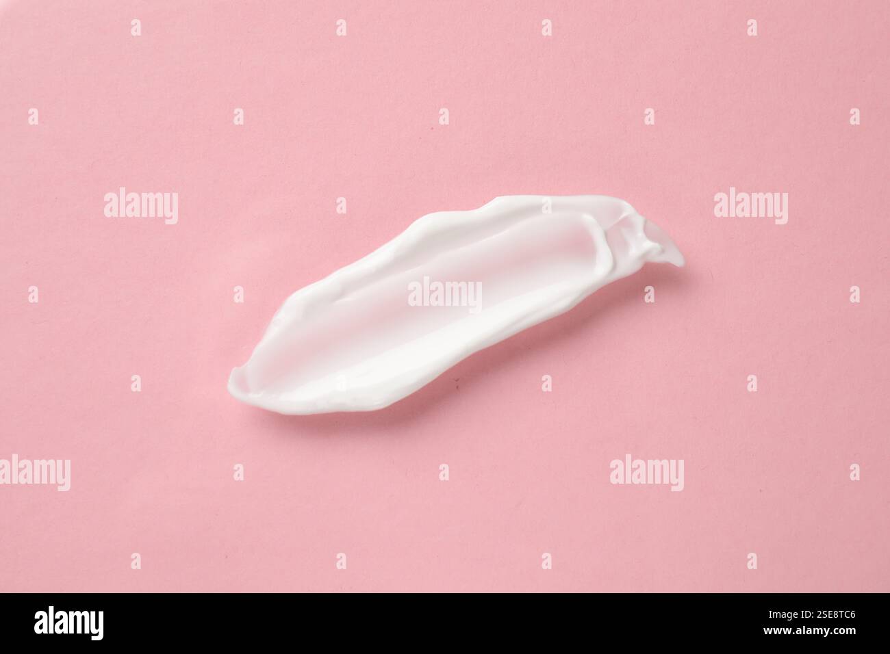 Abstrich von Körpercreme auf hellrosa Hintergrund, Draufsicht Stockfoto