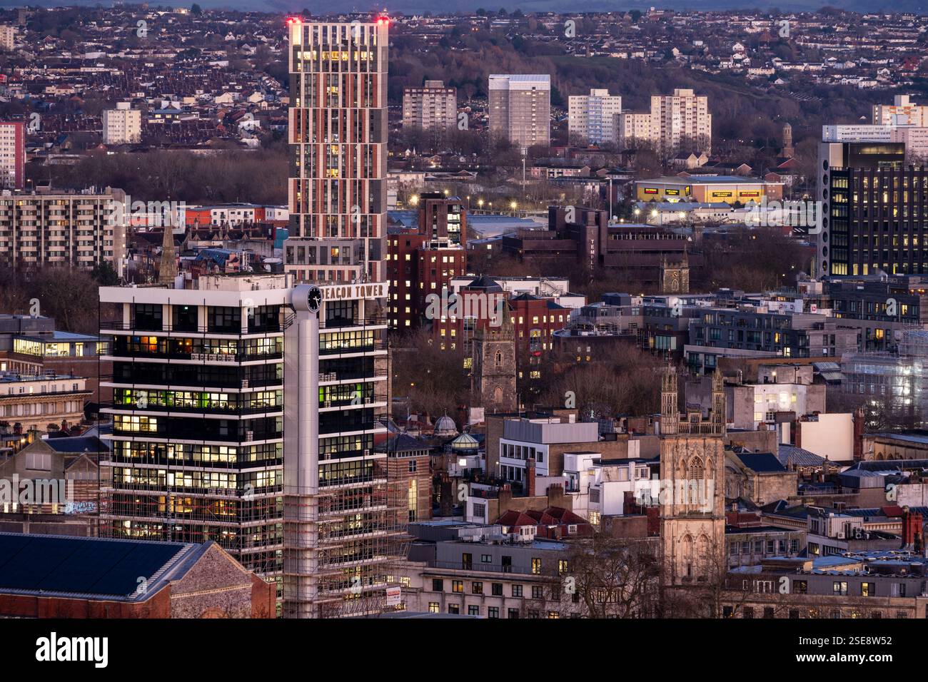 Zwischen den Kirchtürmen der Skyline des Stadtzentrums von Bristol erheben sich Hochhäuser und Bürogebäude. Stockfoto