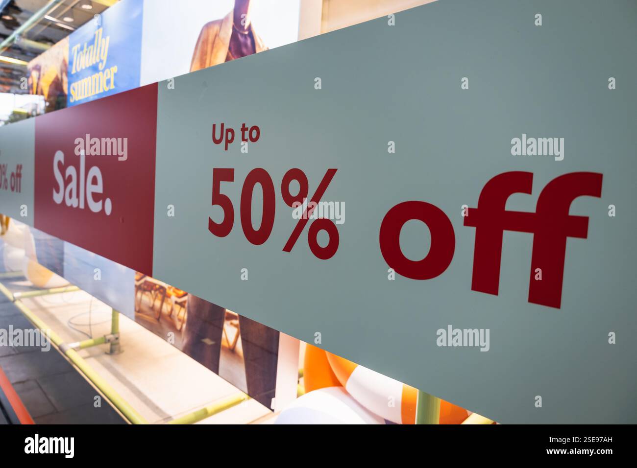 Großes Werbebanner mit bis zu 50 % Rabatt im Ladengeschäft Stockfoto