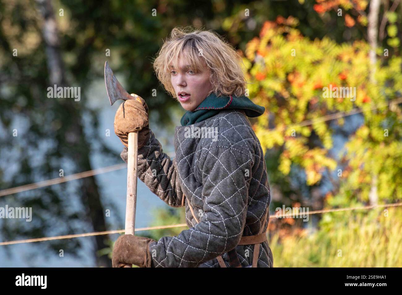 Junge Nachspielerin mit Poleax bei der Pukkisaari Eisenzeit Market Fighting Show im Bezirk Vähä-Meilahti in Helsinki, Finnland Stockfoto