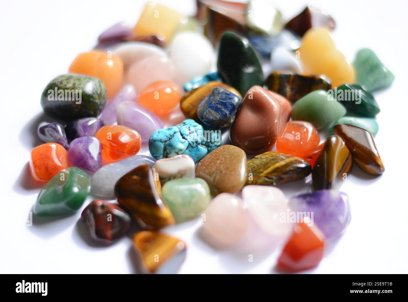 Sammlung verschiedener roher Edelsteine wie Tigerauge, Amethyst, Zitrin, Quarz, jaspis, die natürliche Schönheit und Energie des Heilsteins zeigen Stockfoto