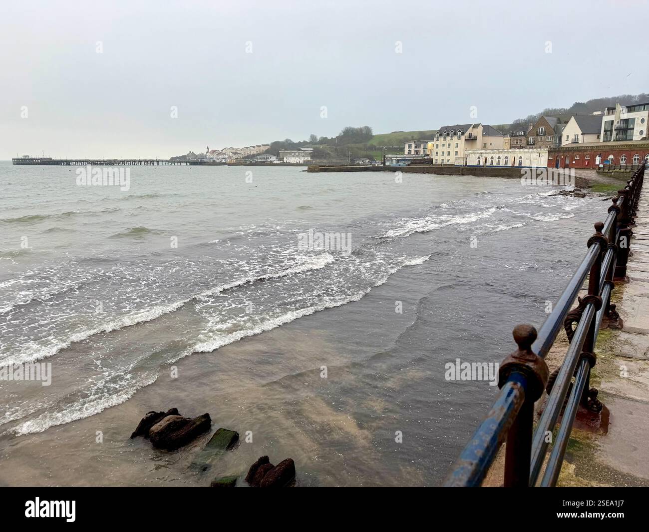 Blick auf das Meer an einem grauen Wintertag; Swanage, Dorset - Smartphone-aufgenommenes Stockfoto