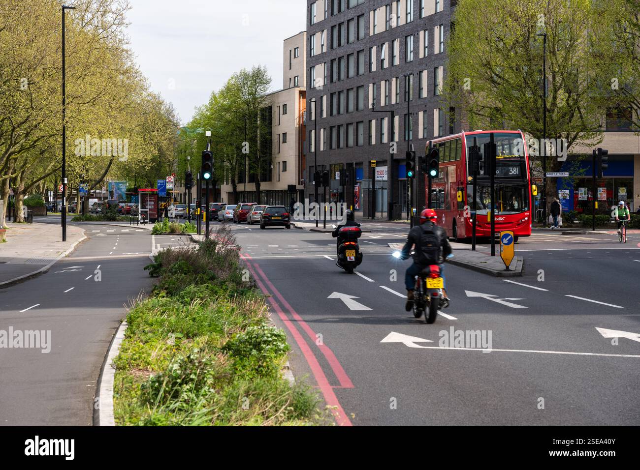 Regengärten trennen einen geschützten Fahrradweg an der Jamaica Road in Bermondsey, South London. Stockfoto