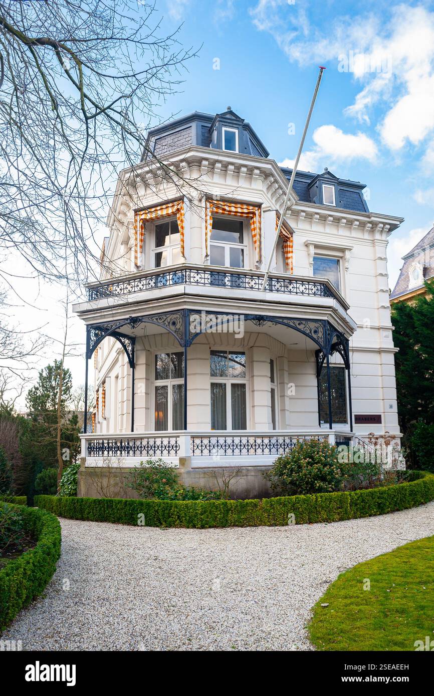 Schöne alte Villa im viktorianischen Stil im Botschaftsviertel von den Haag, Niederlande Stockfoto