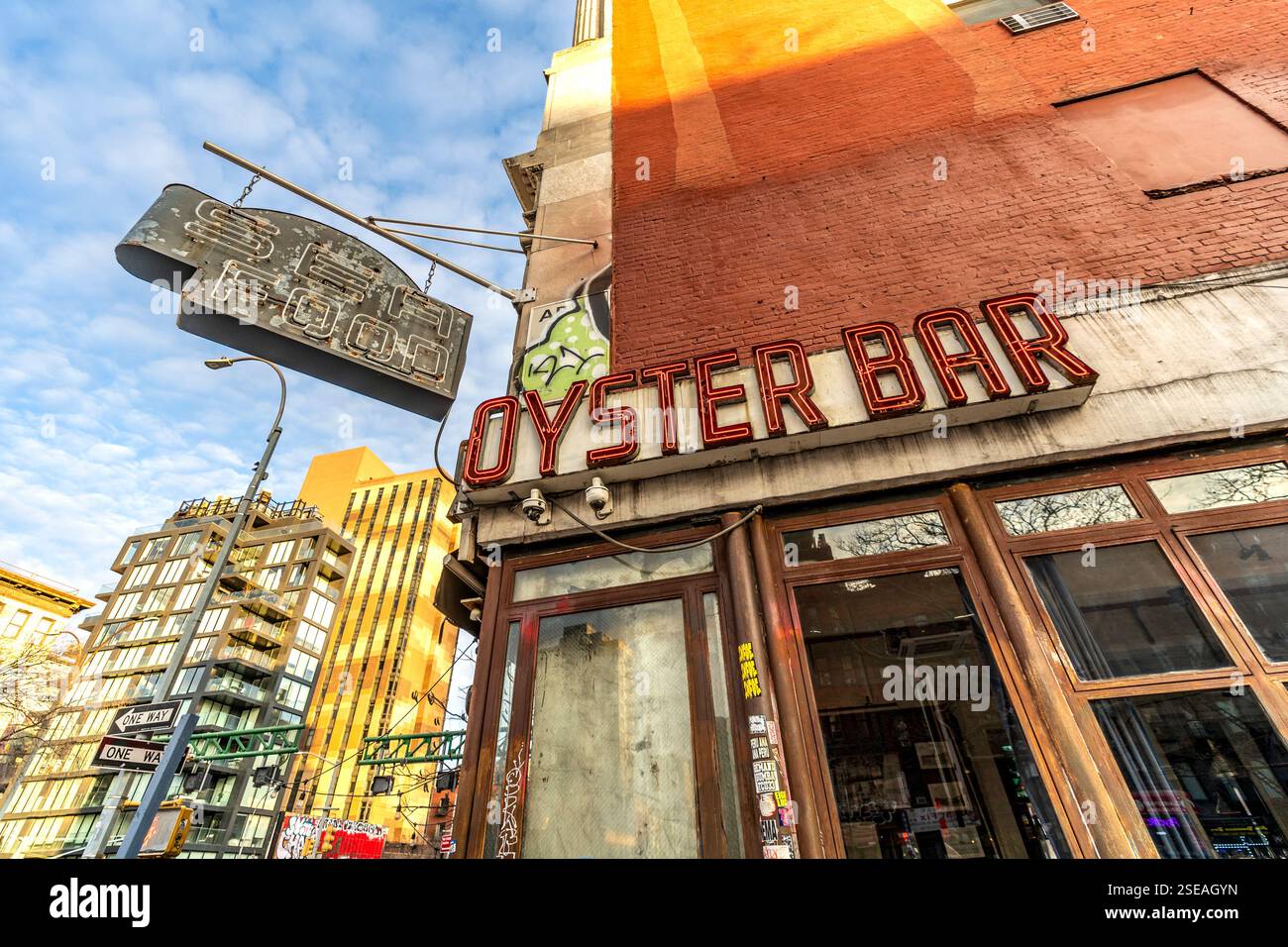 New York, NY - USA - 25. Januar 2025 Ein rustikaler Eckpunkt an der Delancey Street mit dem Grau Lady Oyster Bar-Schild, das Vintage-Charme mit Neonlicht versprüht Stockfoto