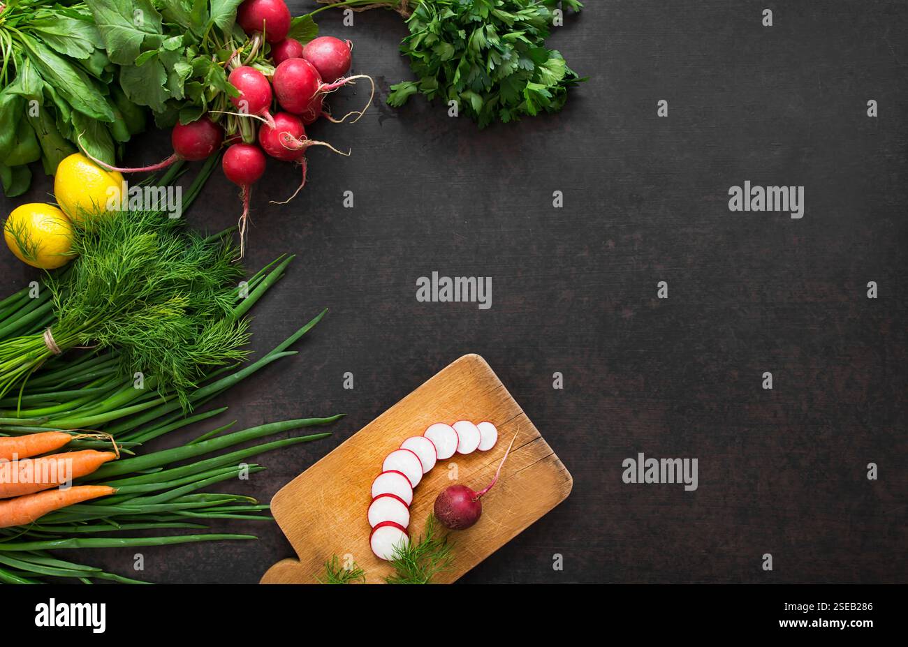 Salat Gemüse Konzept mit Schneidebrett auf rustikalem Hintergrund, Bio-frisches und rohes grünes Gemüse, gesundes Essen, veganes oder Diät-Ernährungskonzept Stockfoto
