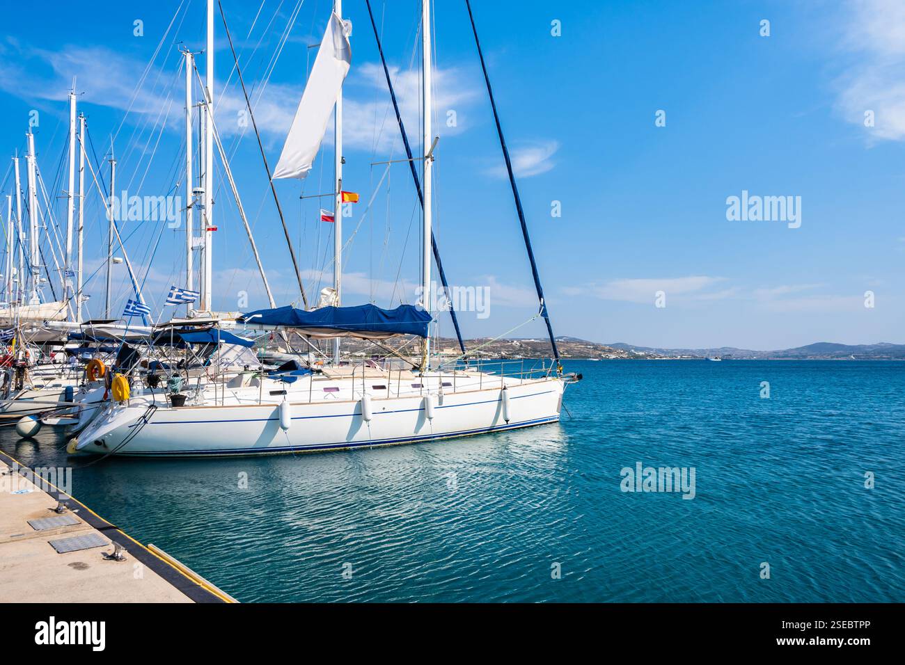Segelboote im Hafen von Adamas, Insel Milos, Kykladen, Griechenland Stockfoto