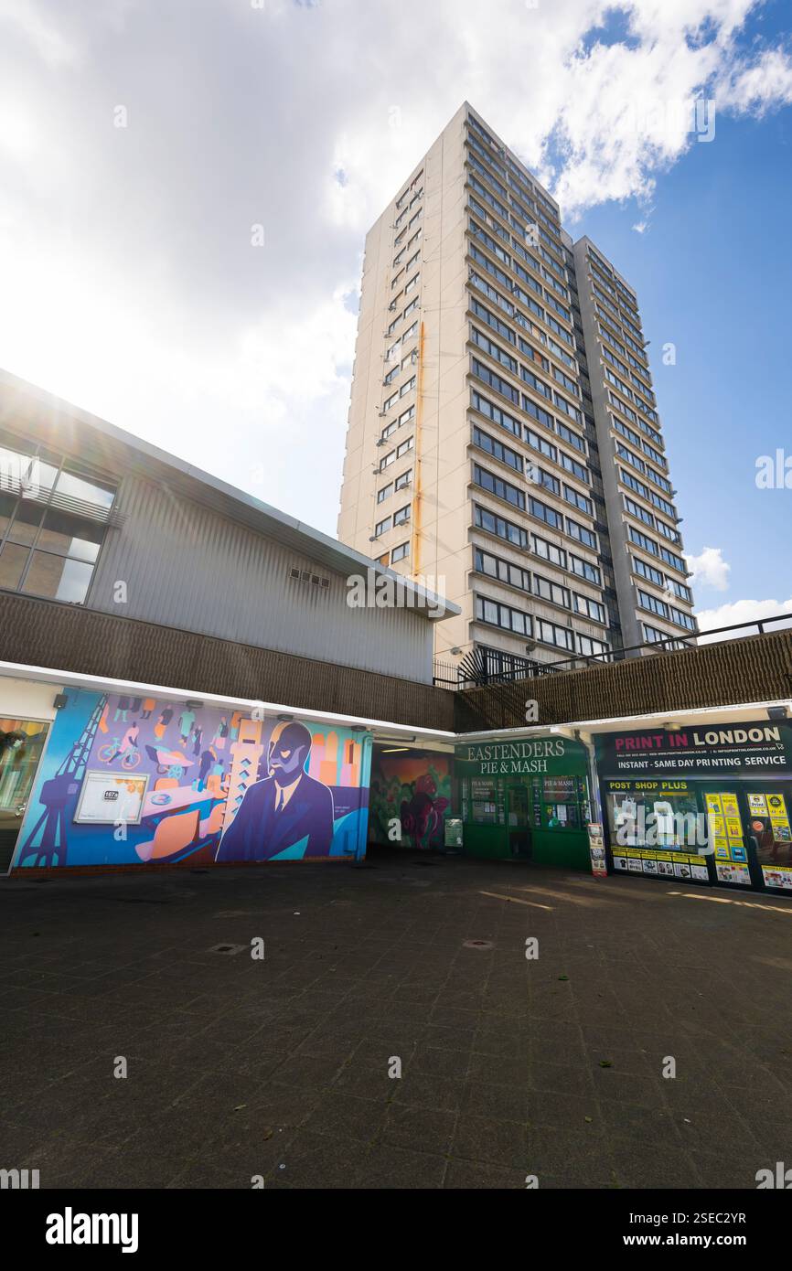 EastEnders Pie & Mash Shop and Mural, Chrisp Street, Poplar, East London, Großbritannien. Im Hintergrund befindet sich ein Hochhaus. Stockfoto