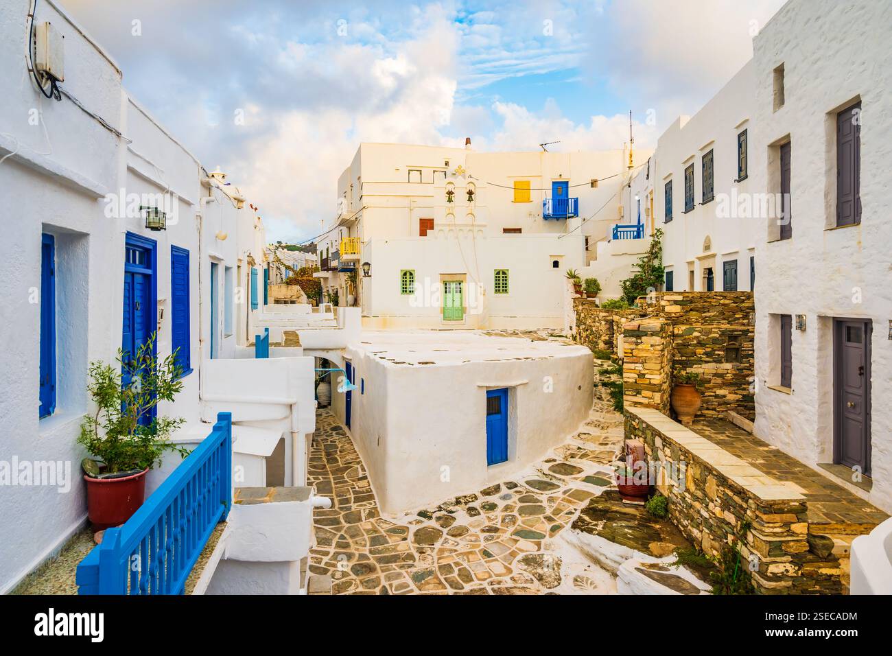 Enge Gassen des Dorfes Kastro mit traditioneller Architektur bei Sonnenaufgang auf der Insel Sifnos, Kykladen, Griechenland Stockfoto