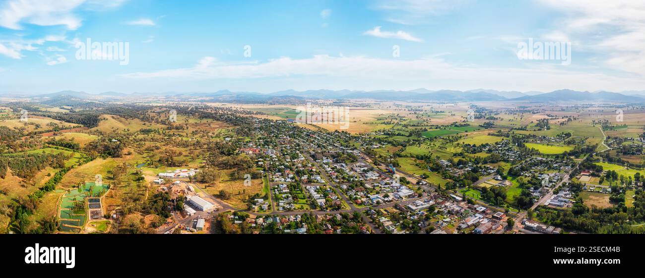 Panoramablick auf Liverpool Plains Quirindi Township in der australischen Landwirtschaftsregion New England. Stockfoto