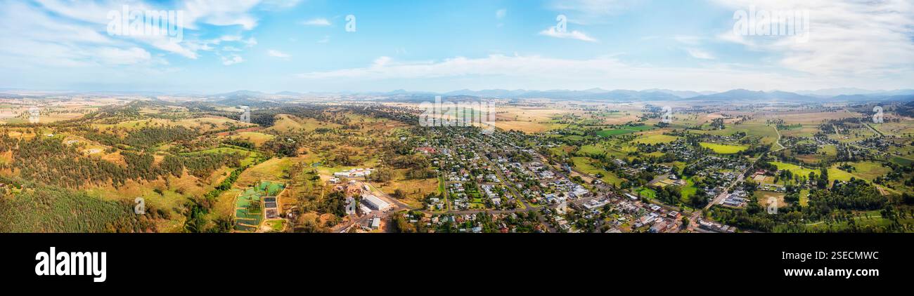 Breites Luftpanorama der Liverpool Plains Quirindi Township in der australischen Landwirtschaftsregion New England. Stockfoto