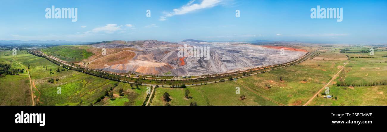 Massives Schwarzkohlebergwerk Mount Arthur im Hunter Valley in Australien - weites Luftpanorama. Stockfoto