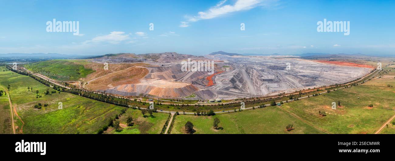 Massive Schwarzkohlemine Mount Arthur im australischen Hunter Valley - landschaftlich reizvolles Panoramablick aus der Vogelperspektive. Stockfoto