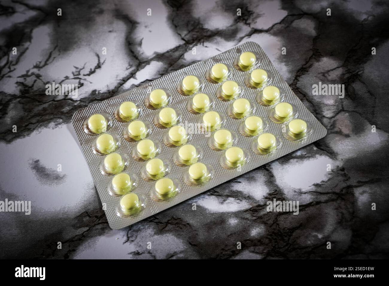 Deutschland. Produktfoto von hypericum Tabletten. Februar 2025 Stockfoto