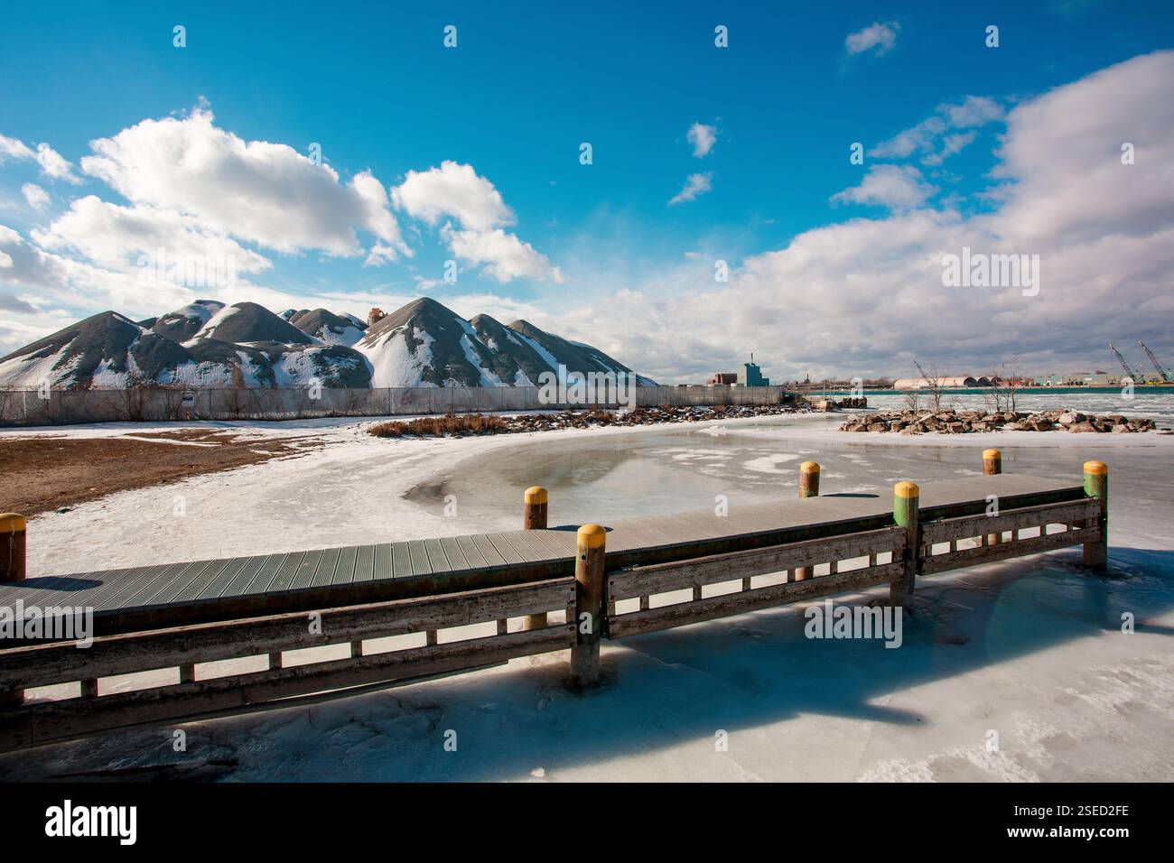 Landschaftlich reizvoller Blick auf Eis und Schnee am Winternachmittag und das Windsor West Dock am Detroit River, Windsor, Kanada Stockfoto