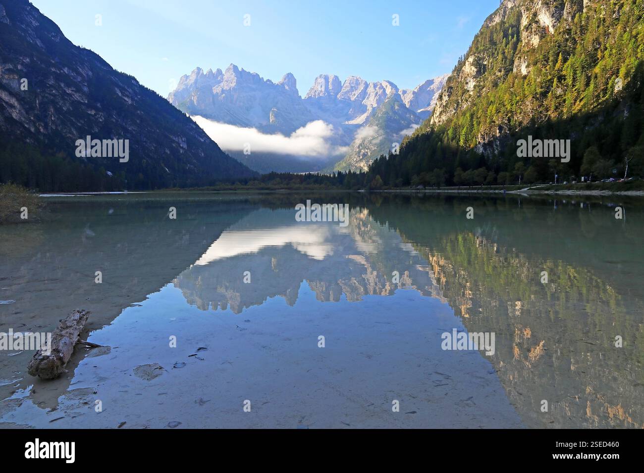Die Berge spiegeln sich im Duerrensee in den Dolomiten in Südtirol wider Stockfoto