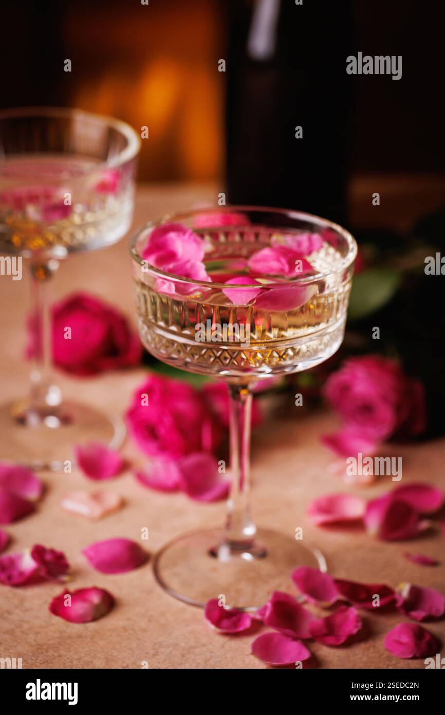 Nahaufnahme von Champagner mit Rosenblättern Stockfoto