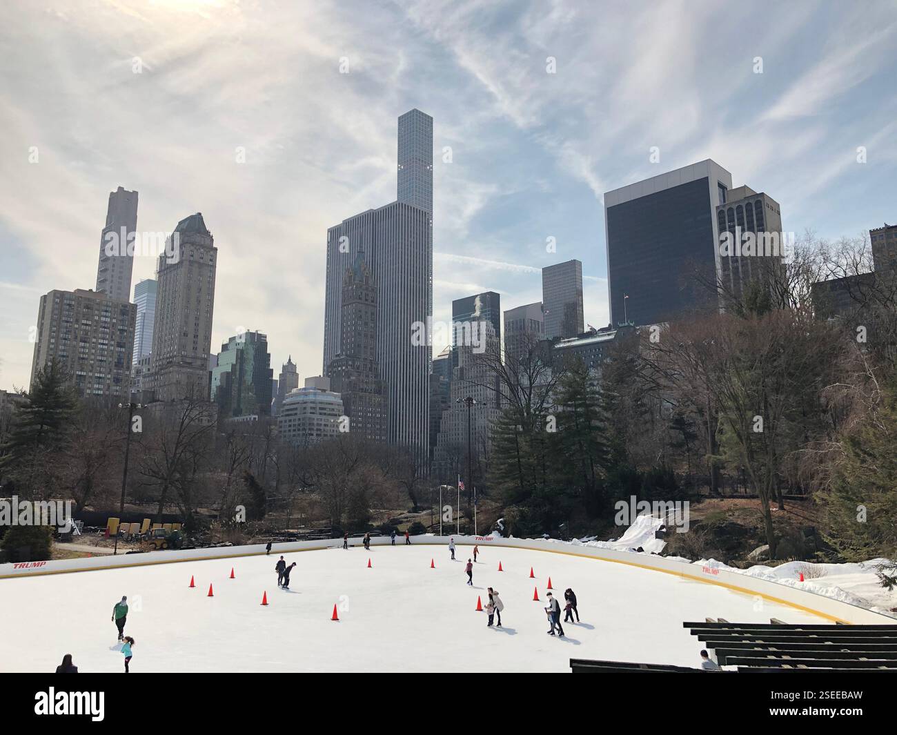 Skyline von New York City vom Central Park - Wollman Rink - Smartphone-aufgenommenes Stockfoto