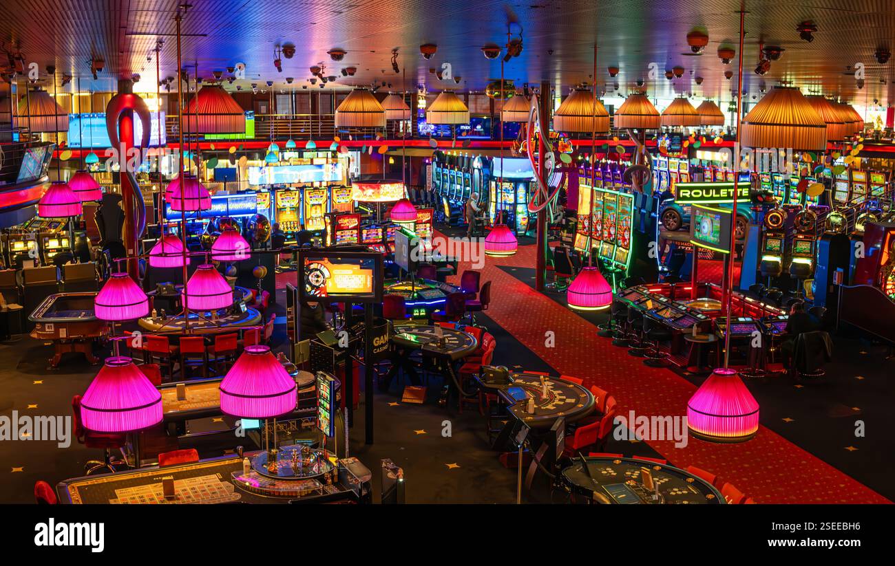 Montreux, Schweiz - 2. Januar 2025: Das Casino Barriere Montreux ist ein bekanntes Kasino am malerischen Ufer des Genfer Sees Stockfoto