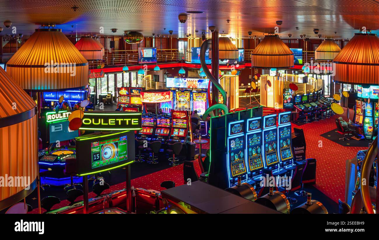 Montreux, Schweiz - 2. Januar 2025: Das Casino Barriere Montreux ist ein bekanntes Kasino am malerischen Ufer des Genfer Sees Stockfoto