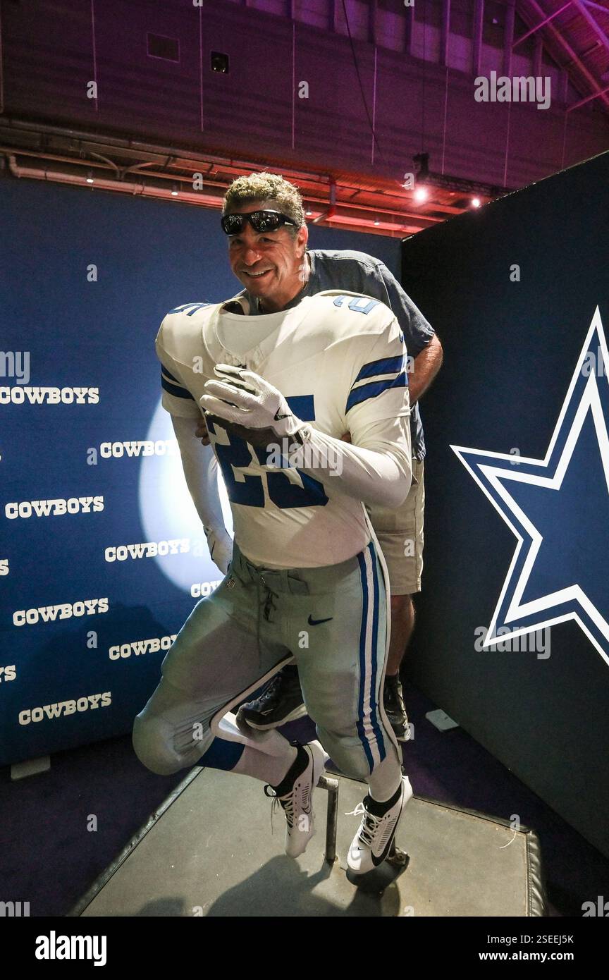 New Orleans, USA. Februar 2025. Am 8. Februar 2025 machen die Menschen Fotos mit den Dallas Cowboys NFL Uniformen in der NFL Super Bowl LIX Fan Zone im New Orleans Ernest N. Morial Convention Center in New Orleans, Louisiana. Der Super Bowl LIX findet am Sonntag, den 9. Februar 2025, zwischen den Kansas City Chiefs und den Philadelphia Eagles statt. (Foto: Anthony Behar/SIPA USA) Credit: SIPA USA/Alamy Live News Stockfoto