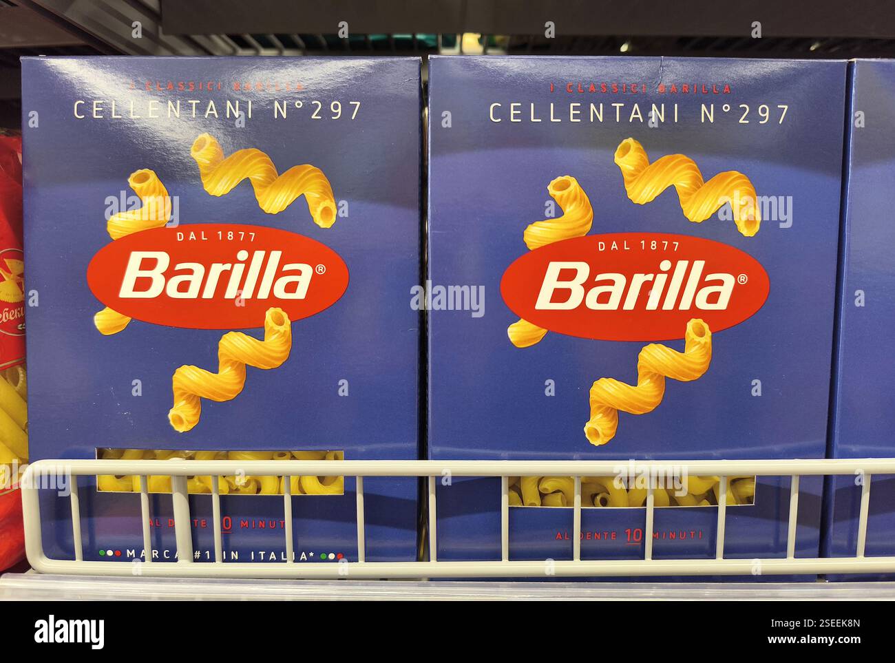 Barilla cellentani Nudelboxen im Verkaufsregal mit Spiraldesign. Stockfoto