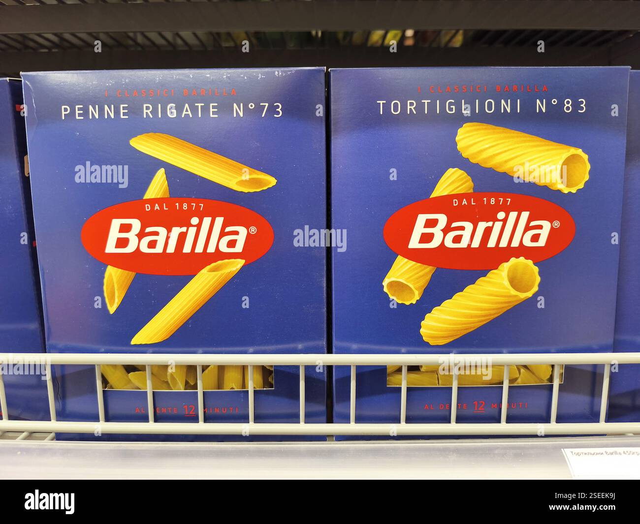 Barilla Pasta penne rigate tortiglioni Verpackung im Ladenregal. Stockfoto