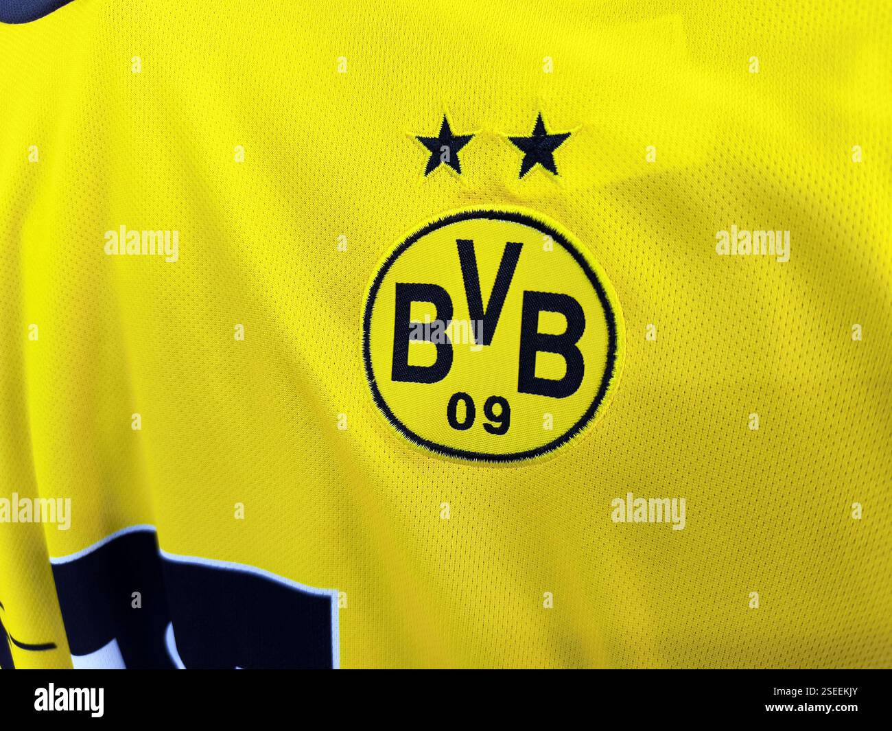 Nahaufnahme des dortmund bvb 09-Logos auf gelbem Fußballtrikot. Stockfoto