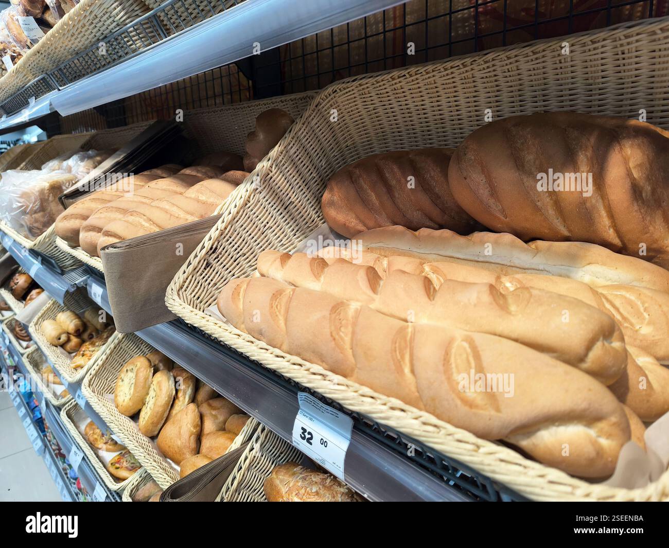 Frisch gebackenes Brot im Vitrinenkorb des Lebensmittelgeschäfts. Stockfoto