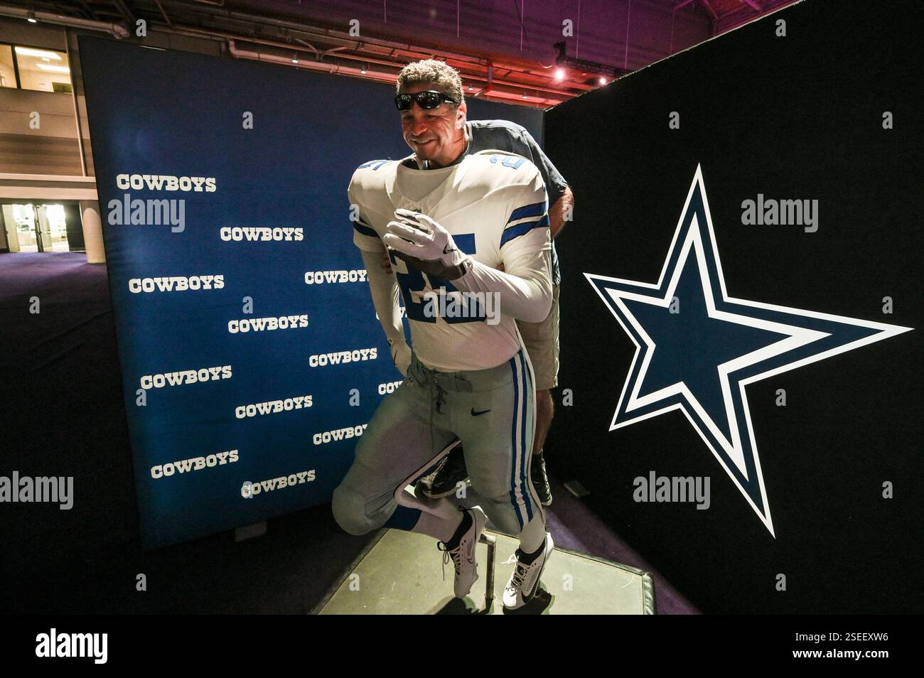 New Orleans, USA. Februar 2025. Am 8. Februar 2025 machen die Menschen Fotos mit den Dallas Cowboys NFL Uniformen in der NFL Super Bowl LIX Fan Zone im New Orleans Ernest N. Morial Convention Center in New Orleans, Louisiana. Der Super Bowl LIX findet am Sonntag, den 9. Februar 2025, zwischen den Kansas City Chiefs und den Philadelphia Eagles statt. (Foto: Anthony Behar/SIPA USA) Credit: SIPA USA/Alamy Live News Stockfoto