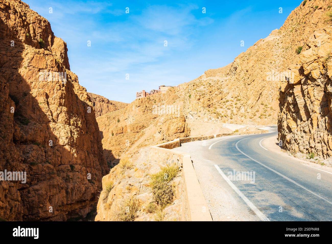 Straße in Wüstenberglandschaft des Dades Gorge Canyon, Marokko, Nordafrika Stockfoto