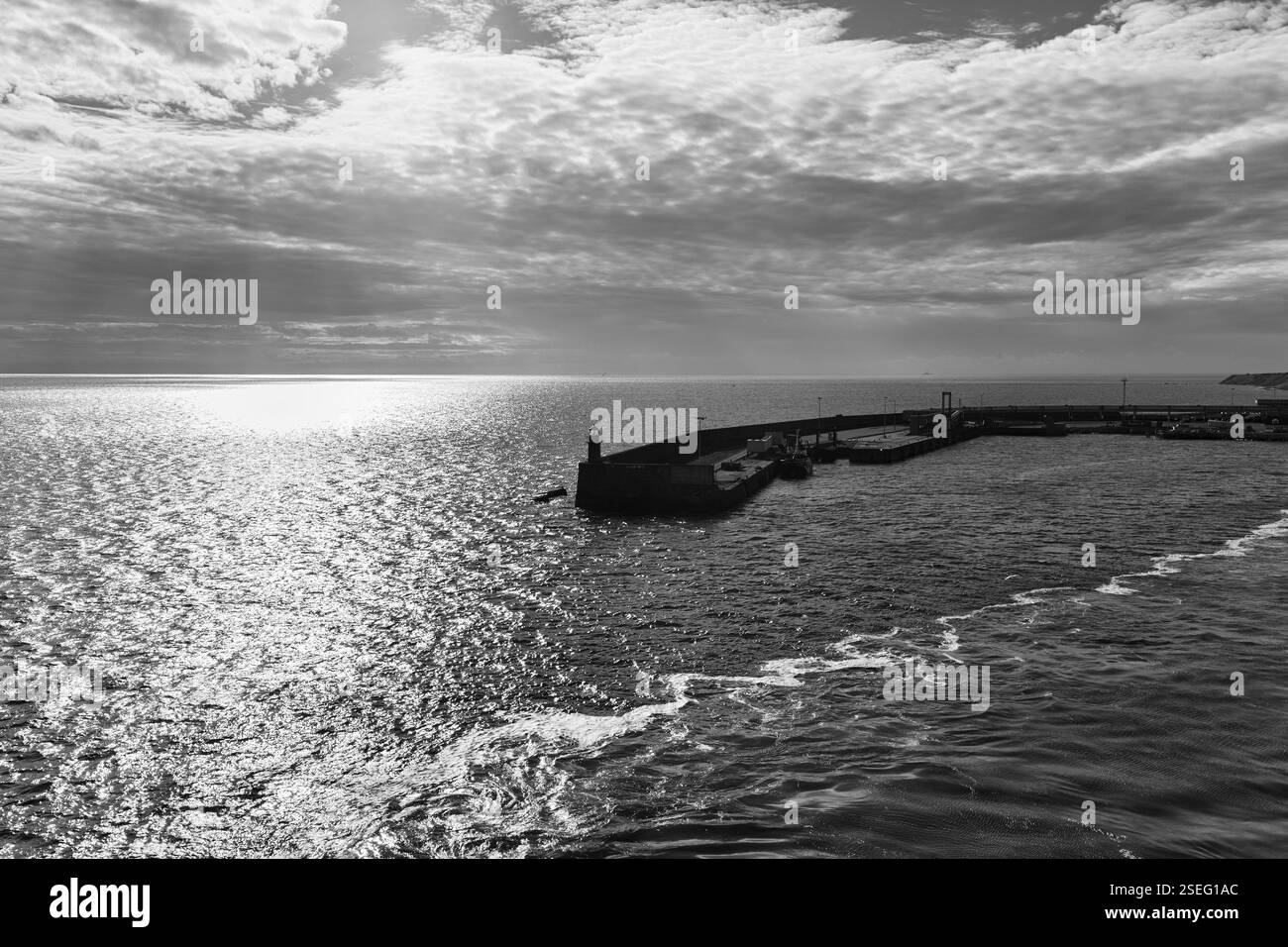 Fährterminal, Hafeneingang, Hintergrundbeleuchtung, Schwarzweiß, Rosslare Harbour, Wexford, Irland, Europa Stockfoto