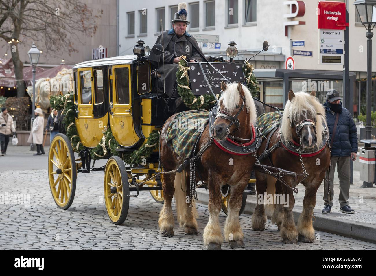 Historische Postkutsche mit geschirmten Kaltblütern, Zugpferden, Rundfahrten auf dem Weihnachtsmarkt, Nürnberg, Mittelfranken, Bayern Stockfoto