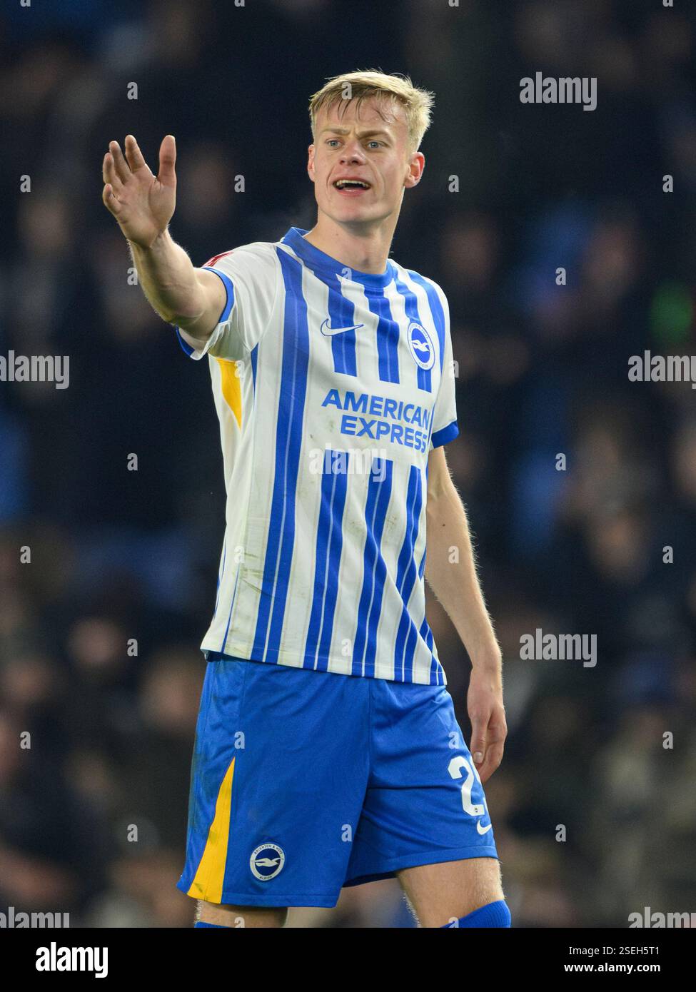 Brighton und Hove, Großbritannien. Februar 2025. Brighton und Hove Brighton, England, 8. Februar 2025. Jan Paul van Hecke von Brighton & Hove Albion spricht dem Team während des Emirates FA Cup 4. Runde des Fußballspiels zwischen Brighton & Hove Albion und Chelsea im American Express Stadium in England Anweisungen. (David Horton/SPP) (David Horton/SPP) Credit: SPP Sport Press Photo. /Alamy Live News Stockfoto