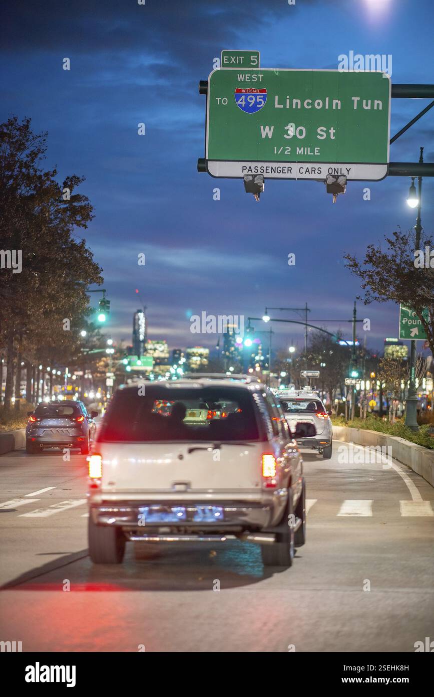 Nachtverkehr in Richtung Lincoln Tunnel, Manhattan - New York City Stockfoto