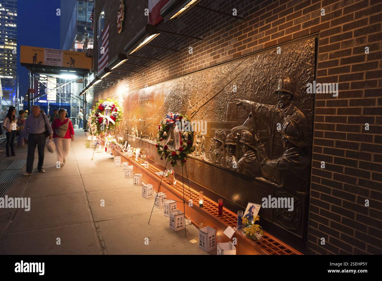 Gedenkmauer der 343 Feuerwehrleute von FDNY, USA, Nordamerika Stockfoto