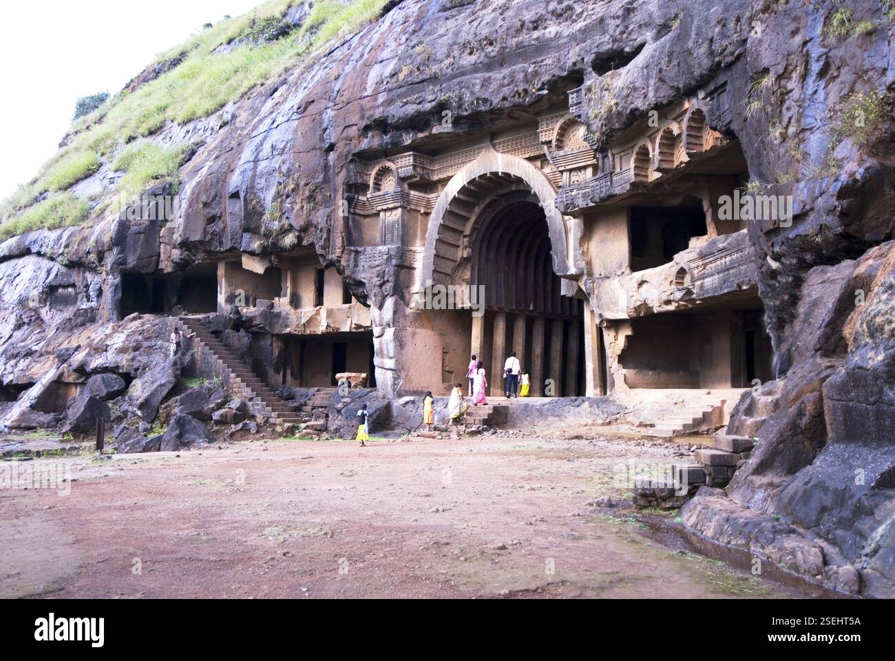 Touristen besuchen Bhajas Felsenhöhlen aus dem 2. Jahrhundert v. Chr. in Hügeln in der Nähe von Lonavala, Maharashtra, Indien, Asien Stockfoto