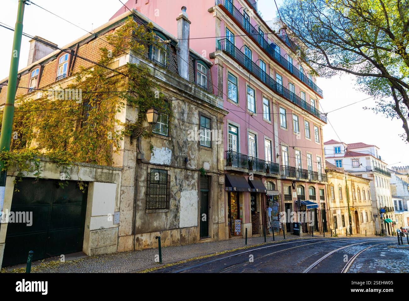 Alte Gebäude und Kopfsteinpflasterstraße an der berühmten Rua Augusto Rosa im Viertel Alfama in Lissabon, Portugal. Alfama ist eines der ältesten Stadtteile Lissabons Stockfoto