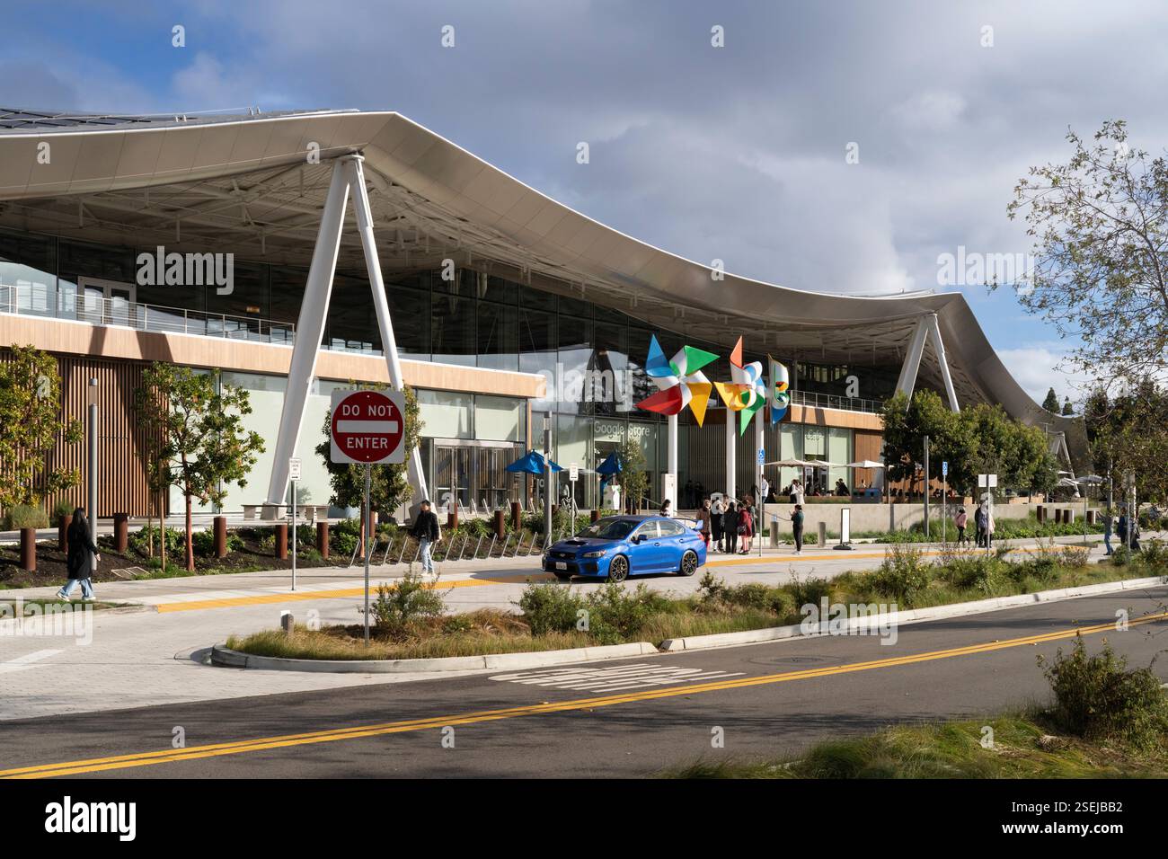 Google Store, Mountain View, Leute, die surfen, ein blaues Auto parkt. Moderne Architektur. Stockfoto