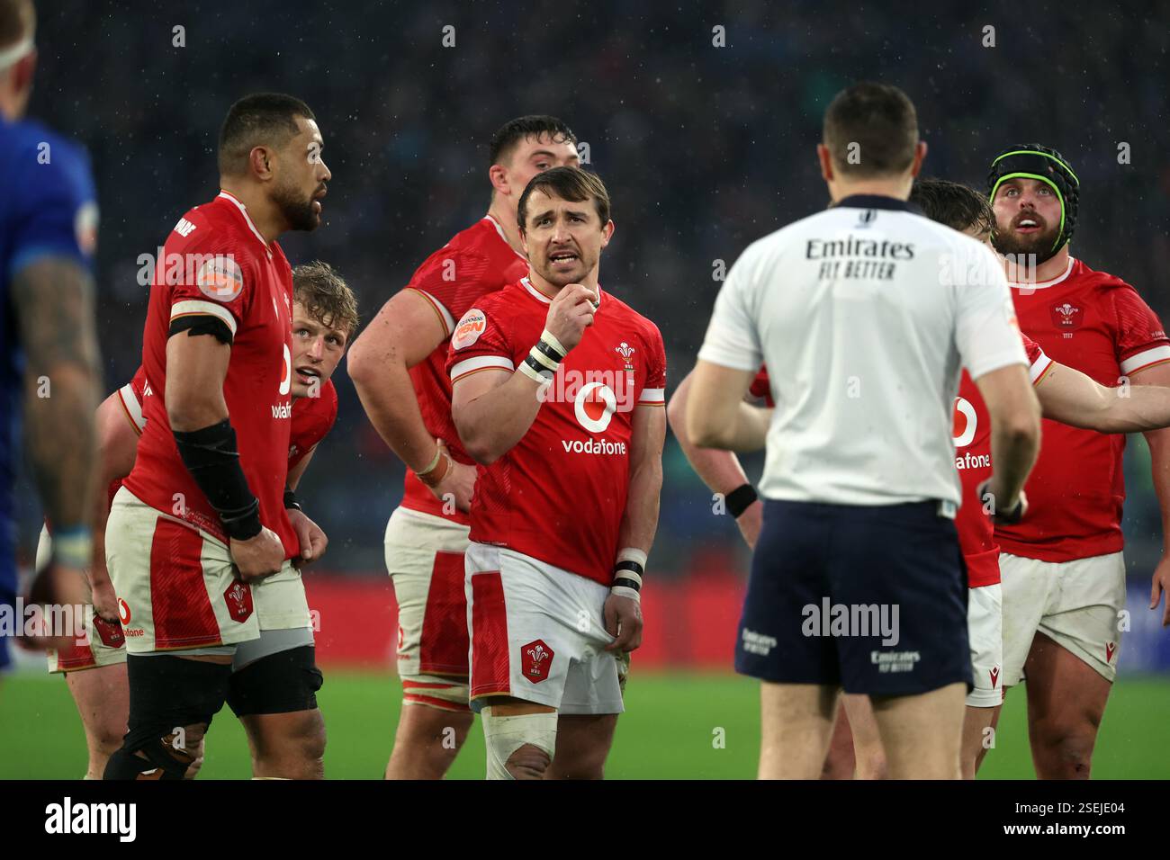 Rom, Italien 08.02.2025: Taulupe Faletau von Wales, Jac Morgan von Wales, Rhodri Williams von Wales im Einsatz während der Guinness Six Nations 2025 r Stockfoto