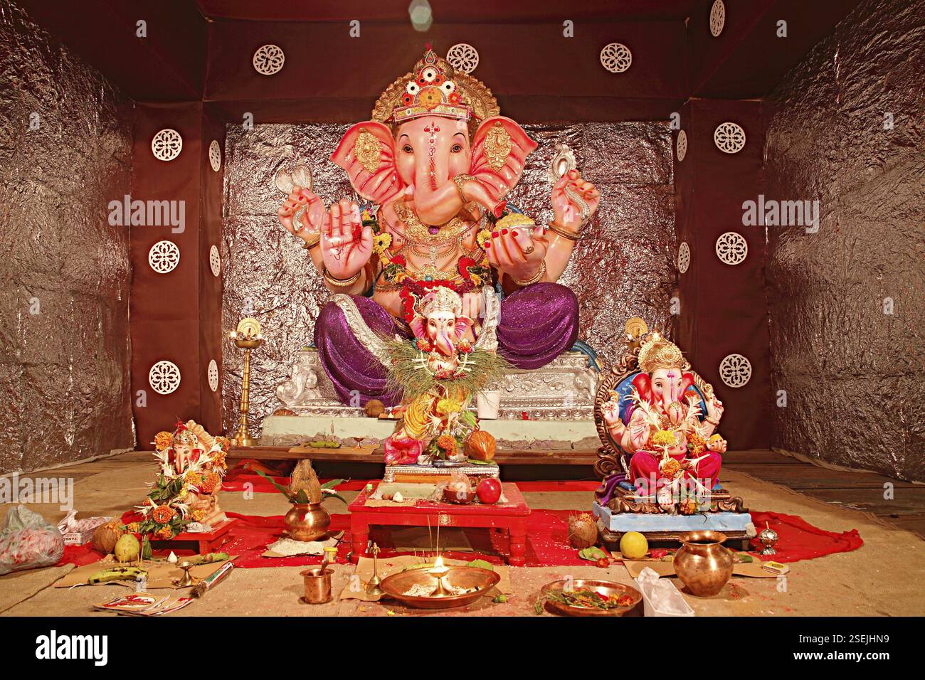 Indisches Festival Ganesh Chaturthi Feier Ton Idol des Ganpati Elefanten Kopf Gott, Bombay Mumbai, Maharashtra, Indien, Asien Stockfoto