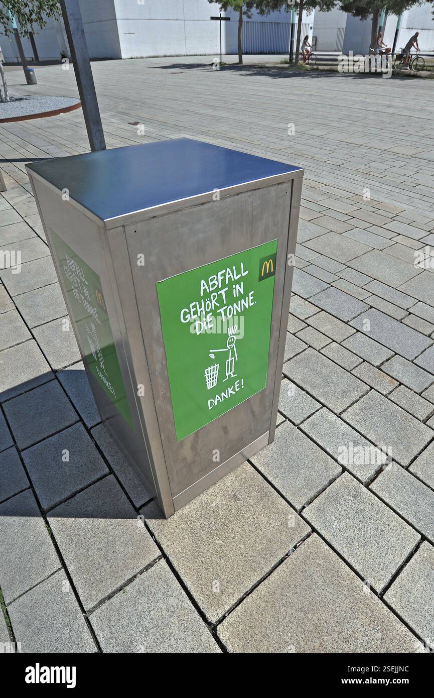 Mülltonne im Evangelisch-Lutherischen Gemeindezentrum, Messestadt-West, München, Bayern, Deutschland, Europa Stockfoto