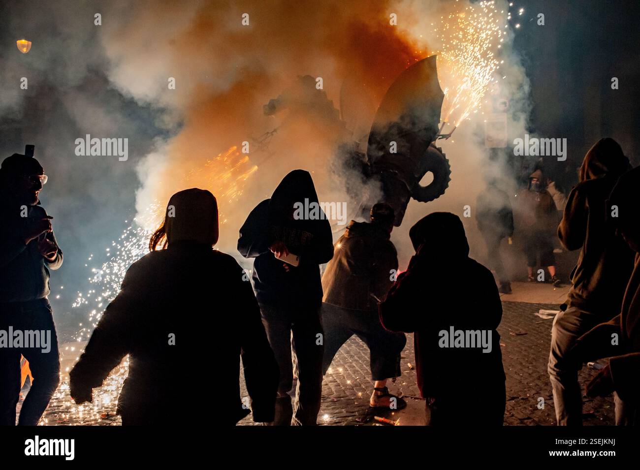 Barcelona, Spanien. Februar 2025. Barcelona, Spanien: Ein höllisches Biest explodiert bei der Feier eines Korrefoc anlässlich des Winterfestes Santa Eulalia in Barcelona pyrotechnisches Material an den Straßen. Correfocs sind eine alte katalanische Tradition, in der sich die Menschen als Teufel kleiden und Feuerwerkskörper und Fackeln anfeuern. Quelle: Jordi Boixareu/Alamy Live News Stockfoto