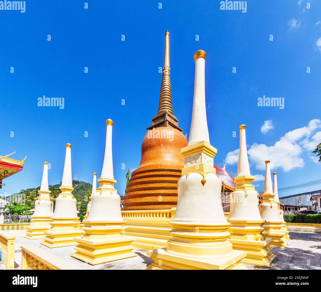 Große und kleine Stupas vor einem thailändischen Tempel oder Wat in der Altstadt von Phuket, Thailand, mit traditioneller Architektur und kunstvollen Details Stockfoto