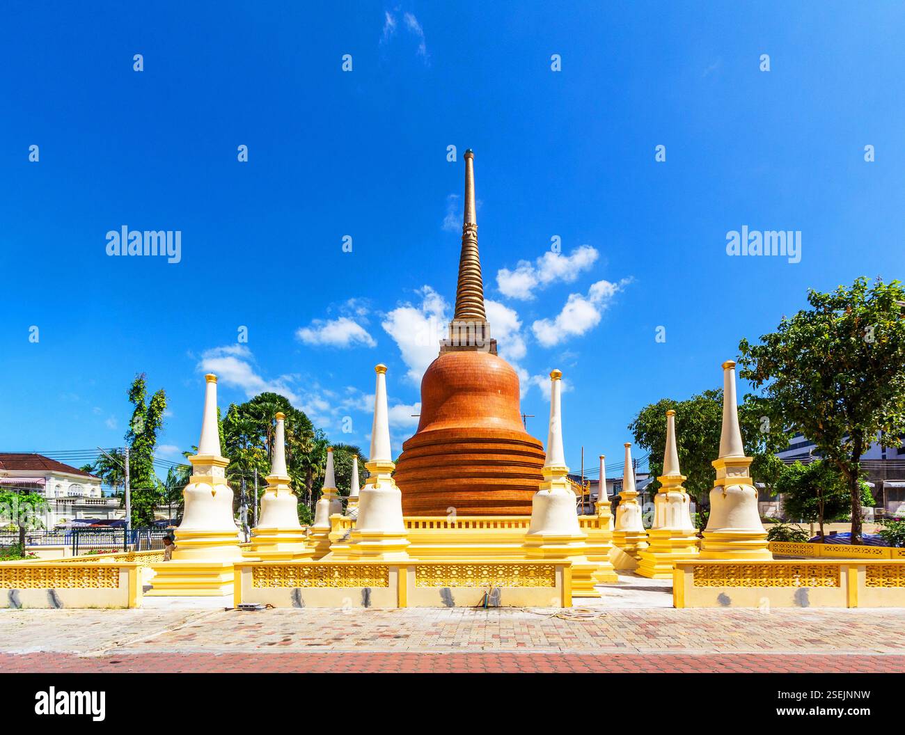 Große und kleine Stupas vor einem thailändischen Tempel oder Wat in der Altstadt von Phuket, Thailand, mit traditioneller Architektur und kunstvollen Details Stockfoto